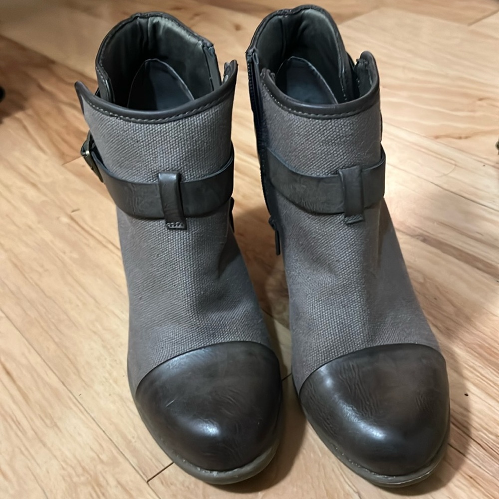 Lauren Conrad women’s 7 1/2 brown heeled boots super cute never worn